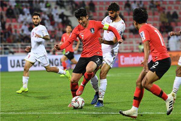 سون هيونج مين خلال مباراة البحرين