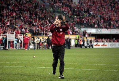 توماس توشيل يوجه التحية لجماهير فريقه بعد الفوز على هوفنهايم