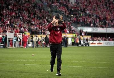 توماس توشيل يوجه التحية لجماهير فريقه بعد الفوز على هوفنهايم