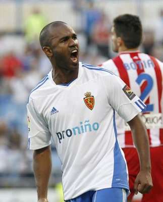 سيناما بونغولي يعبر عن فرحته بعد هدفه في مرمى سبورتينغ خيخون