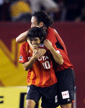 يوشيزومي أوغاوا يتلقى التهاني بعد إحرازه هدف الفوز لناغويا