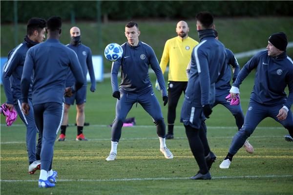 بيريسيتش مع لاعبي الإنتر