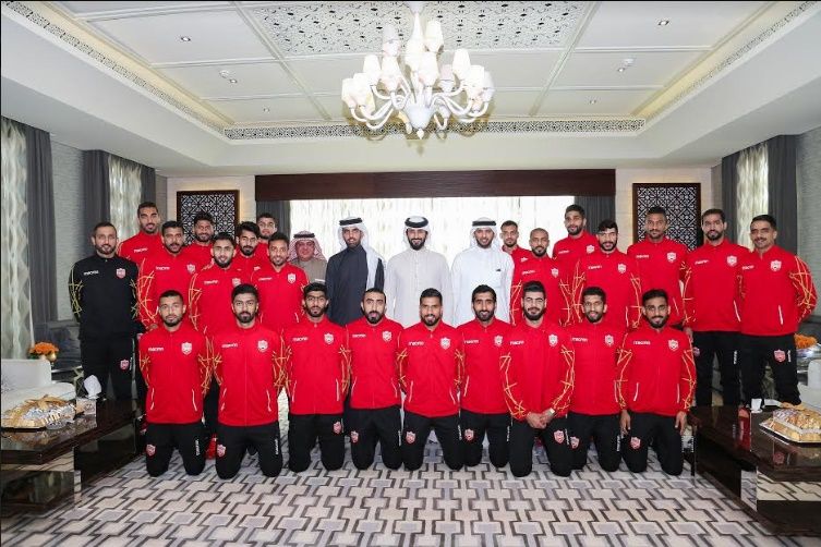 سمو الشيخ ناصر بن حمد مستقبلا المنتخب الوطني