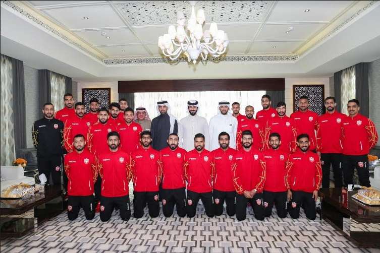 سمو الشيخ ناصر بن حمد مستقبلا المنتخب الوطني