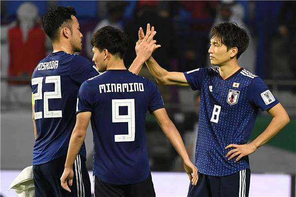 يوشيدا يتلقى التهنئة بهدفه الملغى