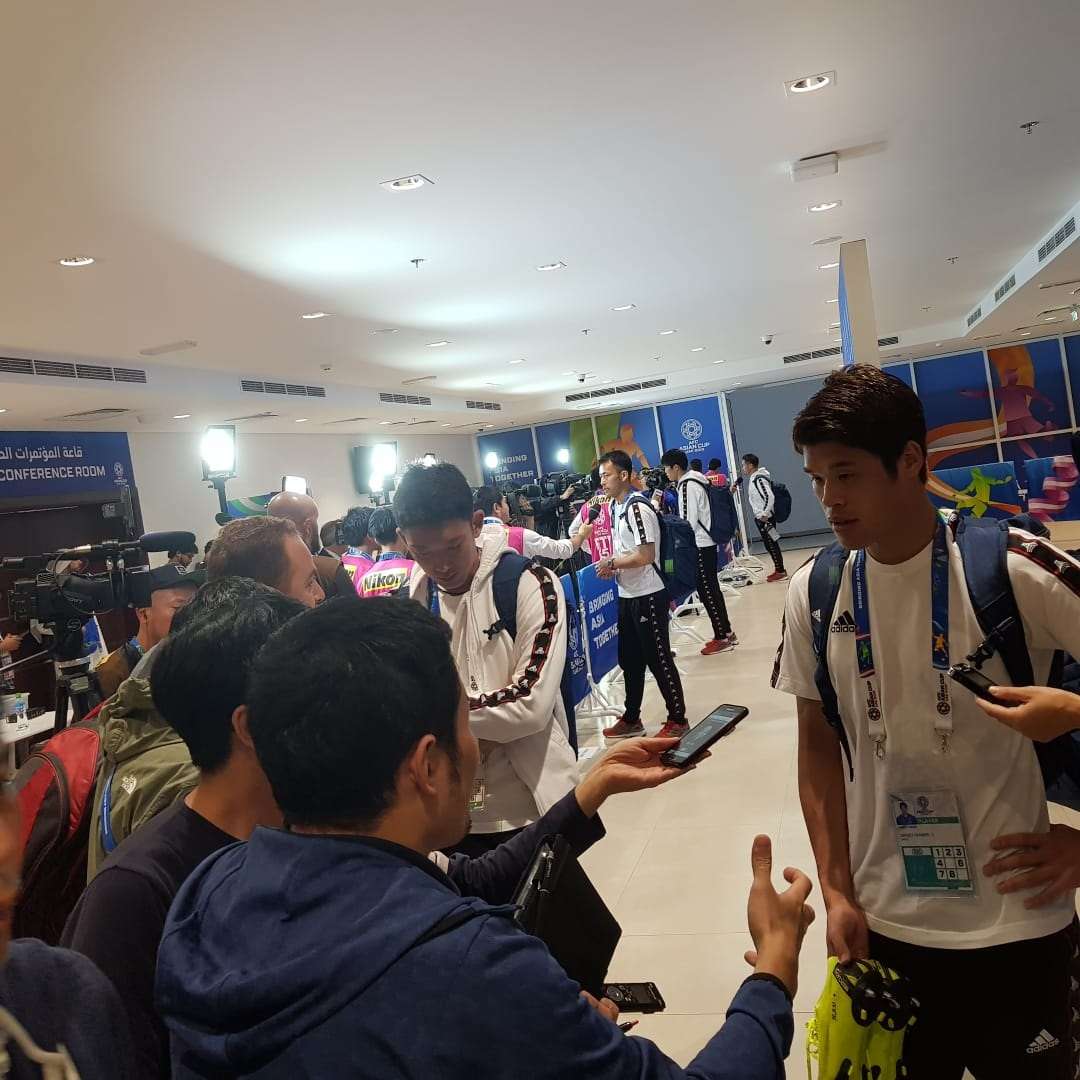 نجوم اليابان خلال حديثهم للإعلام في المنطقة المختلطة