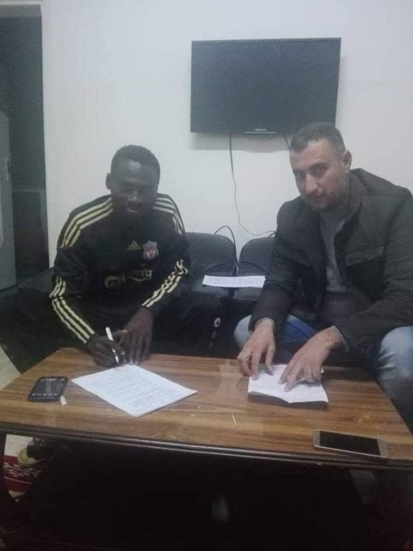 بكاكي أثناء توقيع عقده