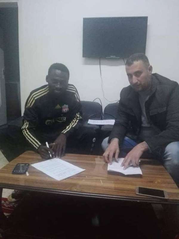 بكاكي أثناء توقيع عقده