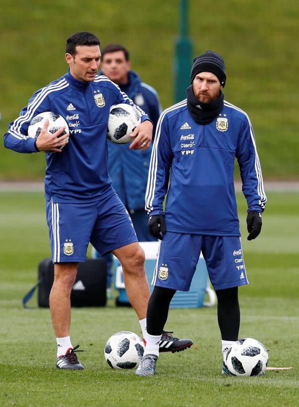 سكالوني وميسي