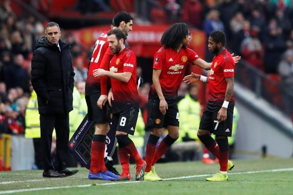 خوان ماتا مع لاعبي مانشستر يونايتد