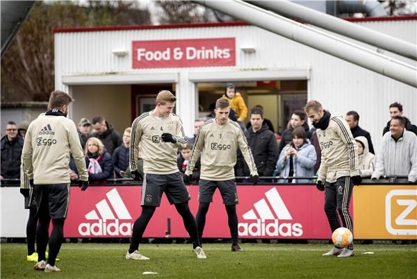 دي ليخت مع لاعبي أياكس