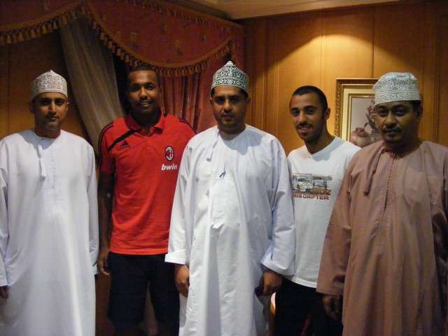 رئيس نادي ظفار مع اللاعبين حمد امان ومرزوق زكي 