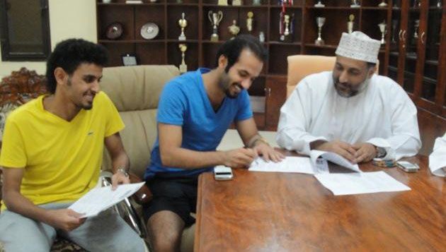 رئيس صلالة مع اللاعبين عبيد منور وجابر جازع 