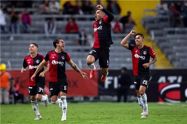  سانتاماريا لاعب أطلس يحتفل مع زملائه