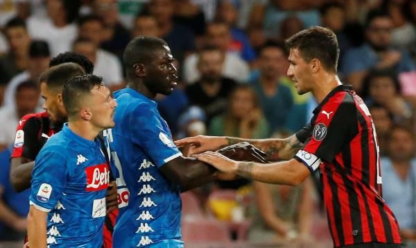 لقاء سابق بين ميلان ونابولي