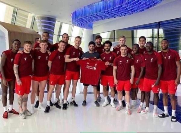 الشيخ حمدان مع لاعبي ليفربول