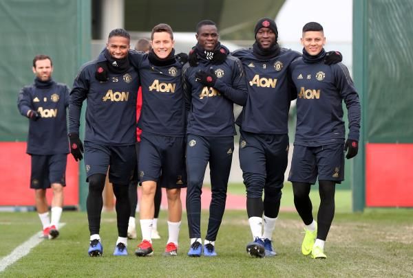  أنطونيو فالنسيا مع لاعبي مان يونايتد