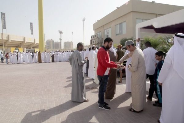 الجماهير أمام منافذ التذاكر