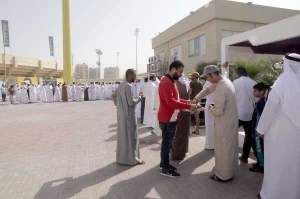 الجماهير أمام منافذ التذاكر