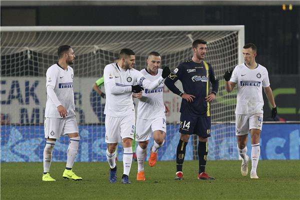 بيريسيتش مع لاعبي الإنتر