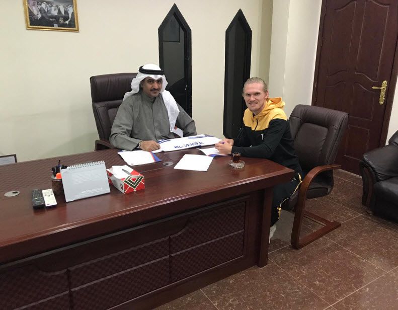 جانب من التوقيع