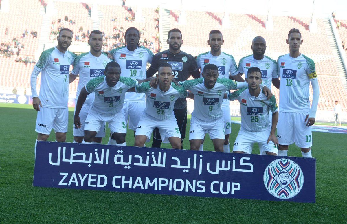  ابراهيما نياسي رفقة زملائه من اللقاء