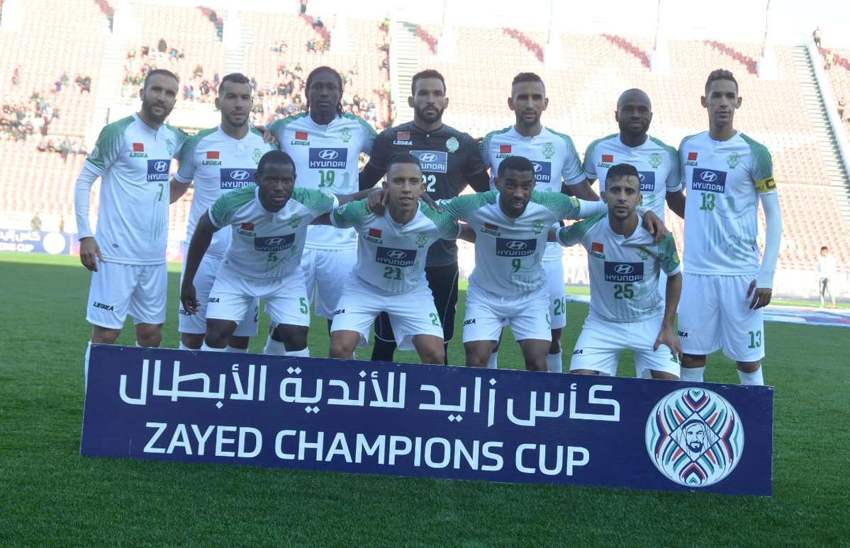  ابراهيما نياسي رفقة زملائه من اللقاء