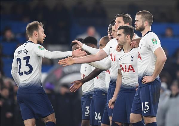 إريكسن مع لاعبي توتنهام