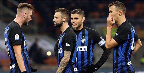 بيريسيتش مع لاعبي إنتر ميلان