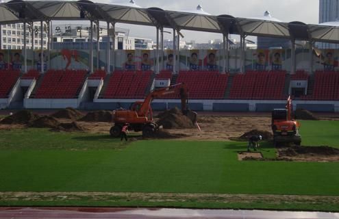 جانب من صيانة أرضية الملعب