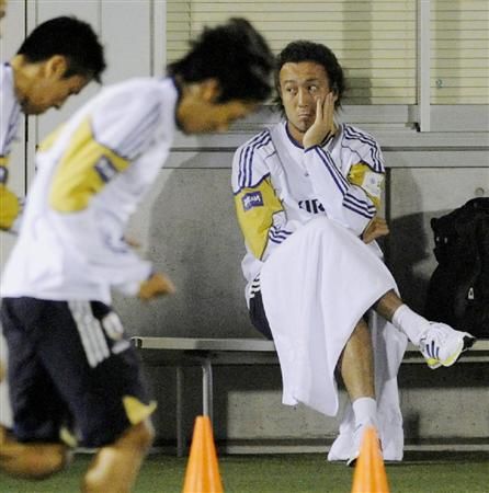 المدرب زاكيروني في حصته التريبية مقابل خروج توليو من التمرين بسبب الإصابة