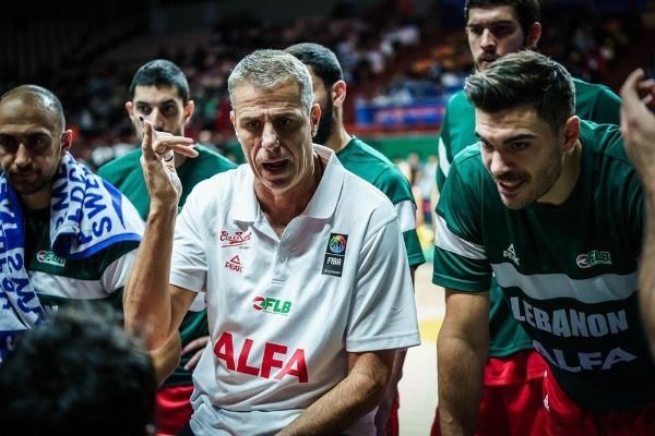 سوبوتيتش مع لاعبي منتخب لبنان