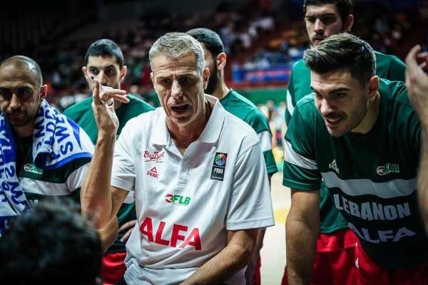 سوبوتيتش مع لاعبي منتخب لبنان