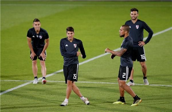 بالاسيوس مع لاعبي ريفر بليت