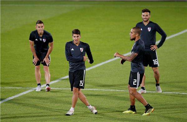 بالاسيوس مع لاعبي ريفر بليت