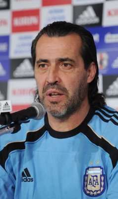 المدرب سيرجيو باتيستا يتحدث للصحافة في فندق وسط طوكيو 7 أكتوبر 2010.