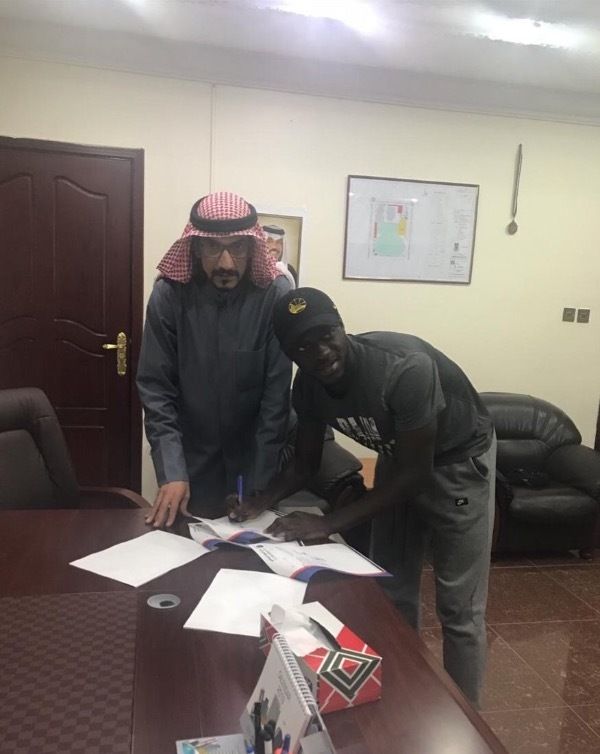 ديمبلي أثناء توقيع العقد