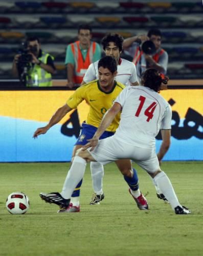 2010-10-07t182501z_01_dub05_rtridsp_3_soccer-friendly_reuters