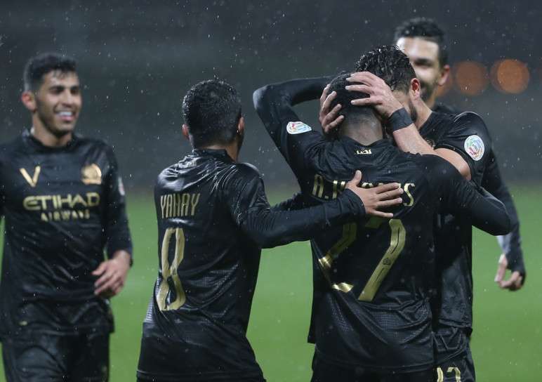فرحة لاعبي النصر بهدف عوض خميس