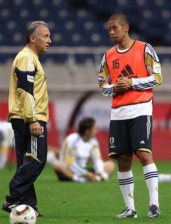 السيد زاكيروني في التدريب الأخير للمنتخب الياباني في استاد سايتاما