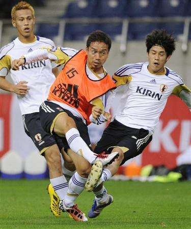 الظهير الايسر ناغاتومو ( بالقميص البرتقالي ) في التدريب الاخير