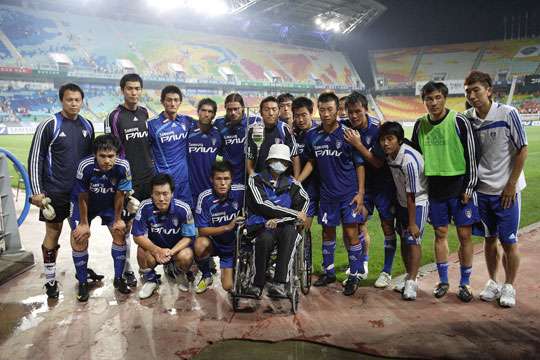 صورة تعود للعام الماضي تجمع بين المصور العاشق لفريق سامسونغ مع اللاعبين