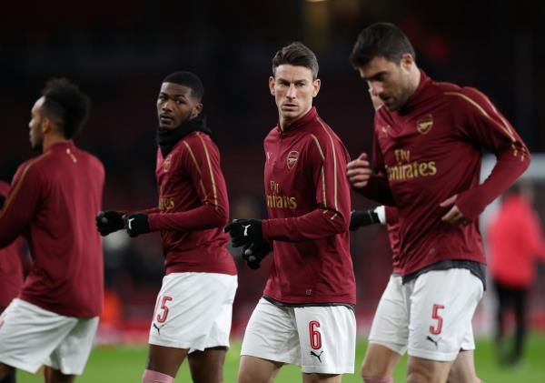  لوران كوسيلني مع لاعبي آرسنال