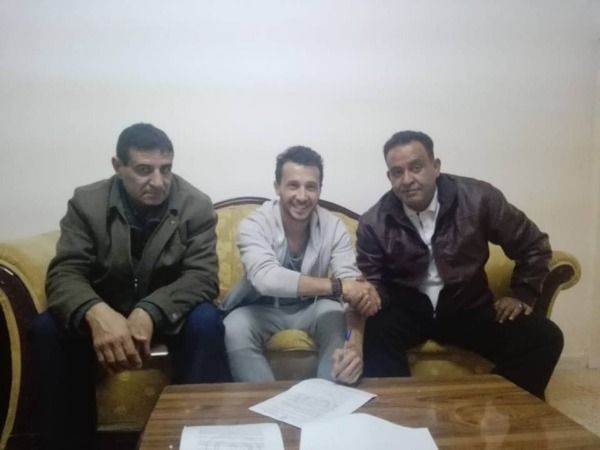 من توقيع اللاعب 