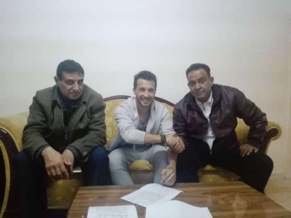 من توقيع اللاعب 