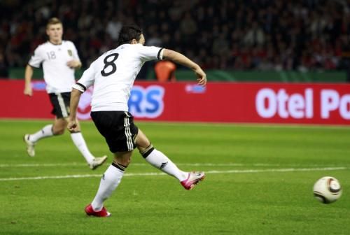 2010-10-08t203744z_01_ber536_rtridsp_3_soccer-euro_reuters
