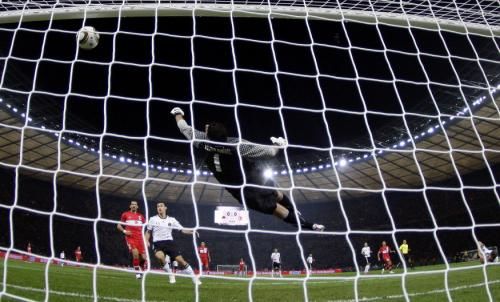 2010-10-08t202651z_01_ber532_rtridsp_3_soccer-euro_reuters