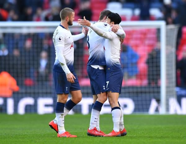 فرحة لاعبو توتنهام بالفوز