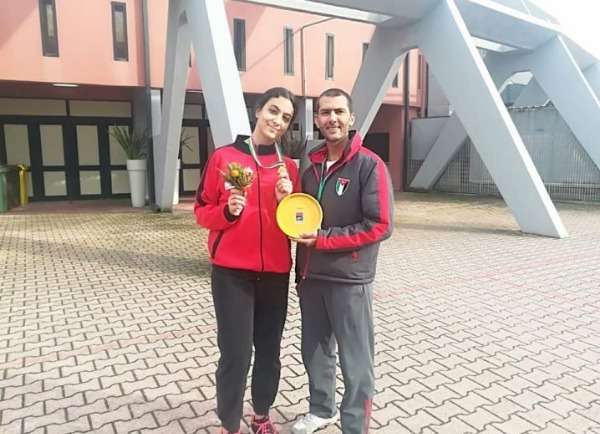 دينا المنسي ومدربها بعد التتويج