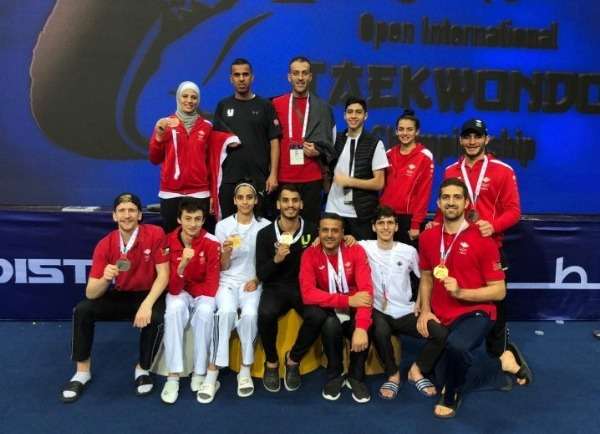 لاعبو الأردن بعد التتويج